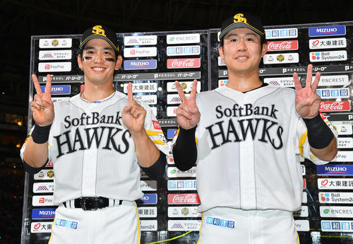 ソフトバンク対楽天　楽天に21得点23安打の大勝に、お立ち台で21をつくる栗原（左）と23をつくる川村（撮影・岩下翔太）