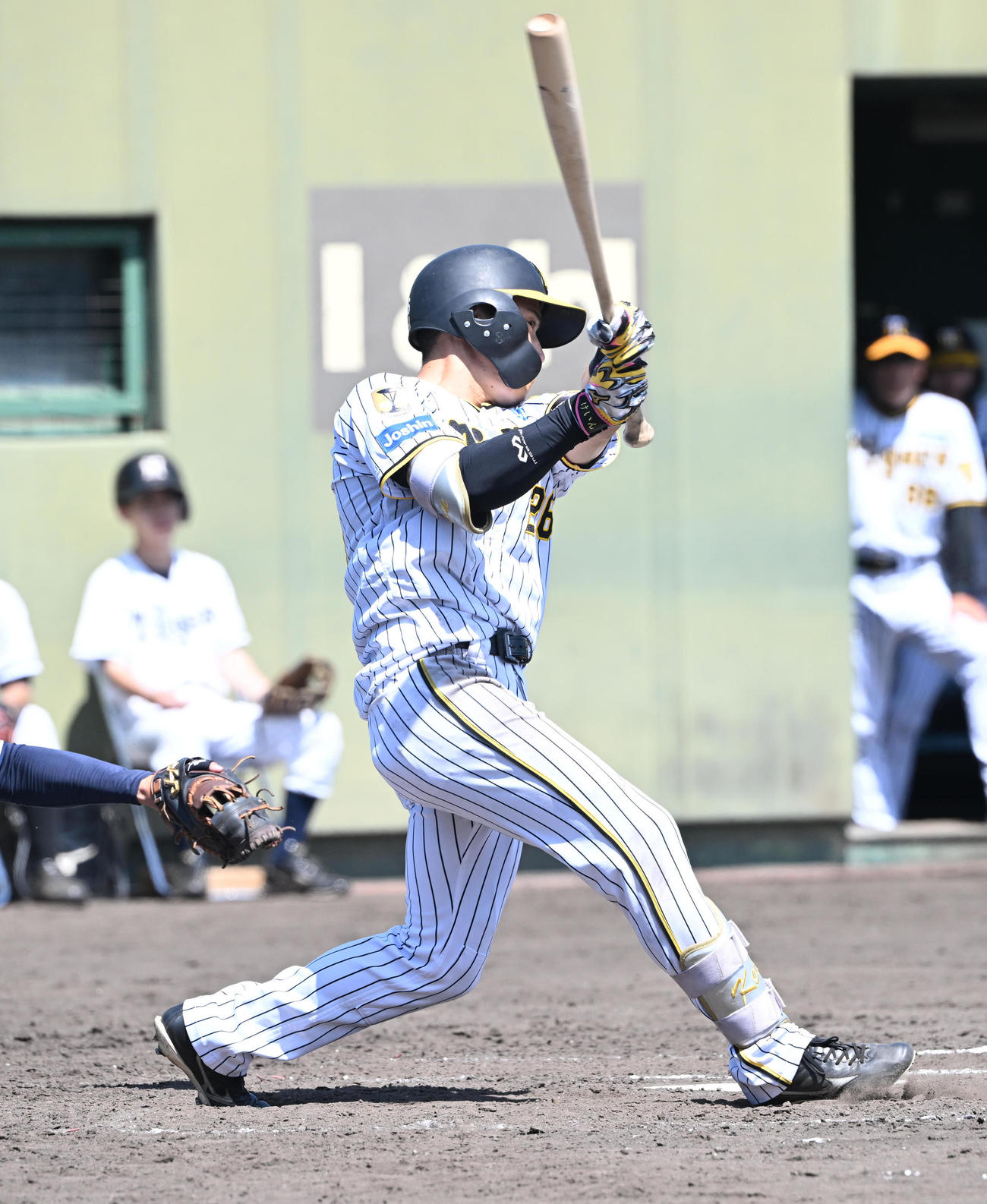 2軍阪神対オリックス　5回裏阪神1死満塁、右前適時打を放つ福島（撮影・和賀正仁）