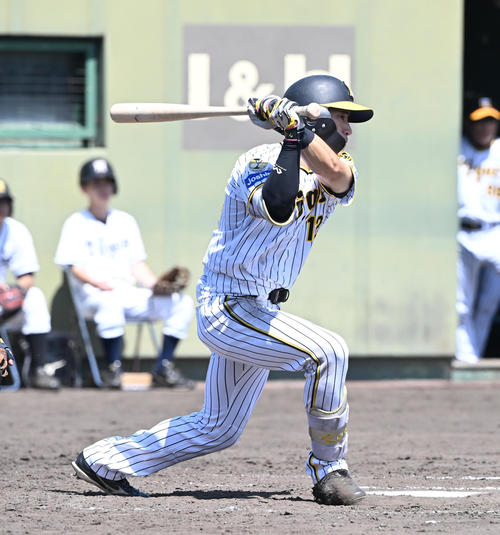 2軍阪神対オリックス　5回裏阪神1死満塁、右前適時打を放つ福島（撮影・和賀正仁）