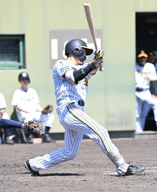2軍阪神対オリックス　5回裏阪神1死満塁、右前適時打を放つ福島（撮影・和賀正仁）