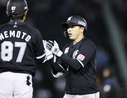 オリックス対ロッテ　6回表ロッテ1死一、三塁、小川は左前に適時打を放ち手をたたく（2024年5月1日撮影）