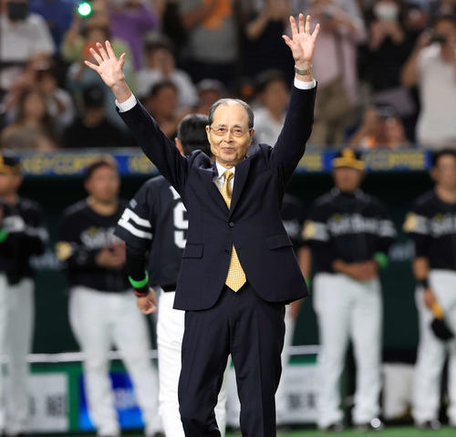 巨人対ソフトバンク　王貞治デーで、グラウンドに登場したソフトバンク王球団会長は笑顔で手を振る（撮影・浅見桂子）