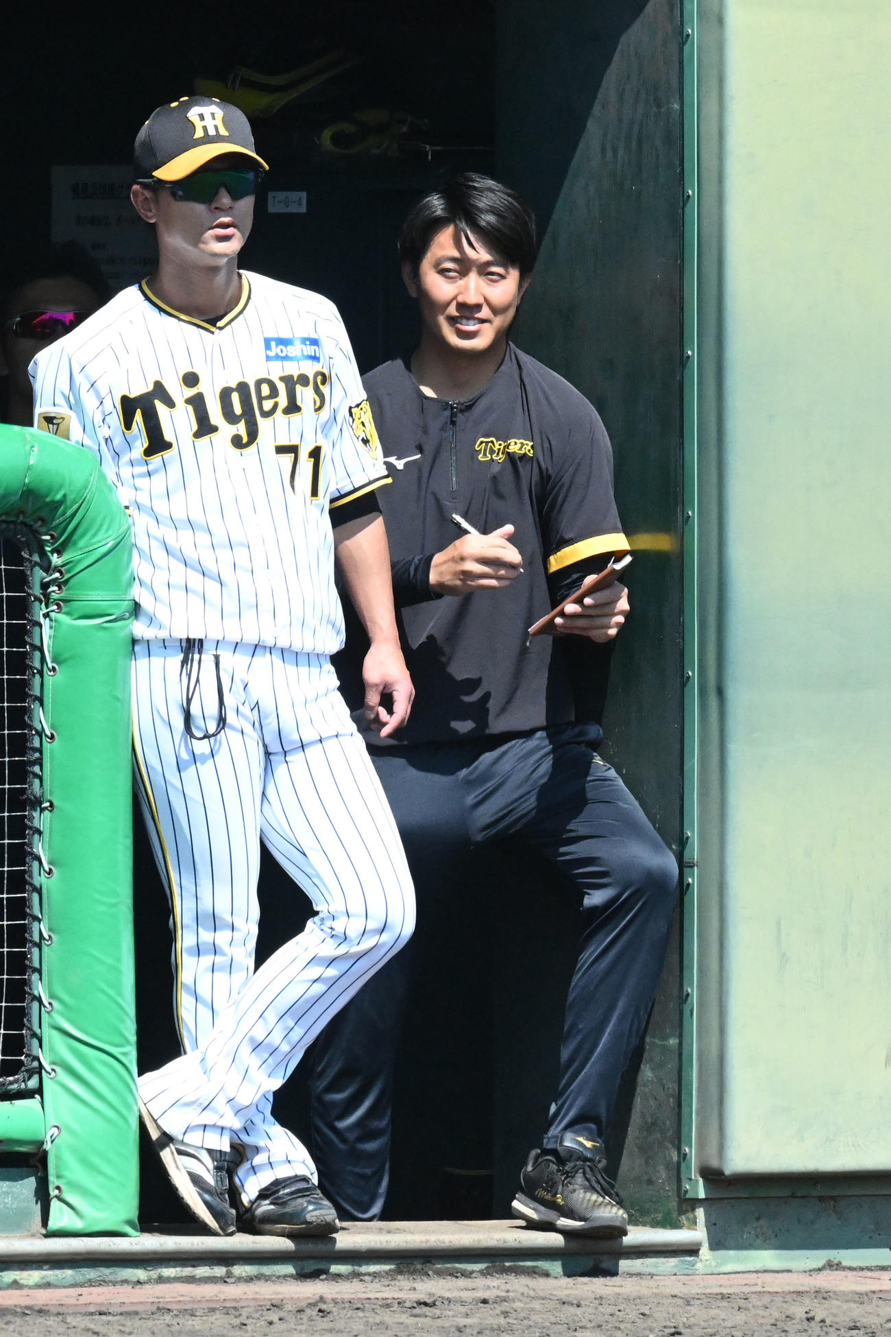 阪神通訳の伊藤ヴィットルさん（右）（撮影・滝沢美穂子）