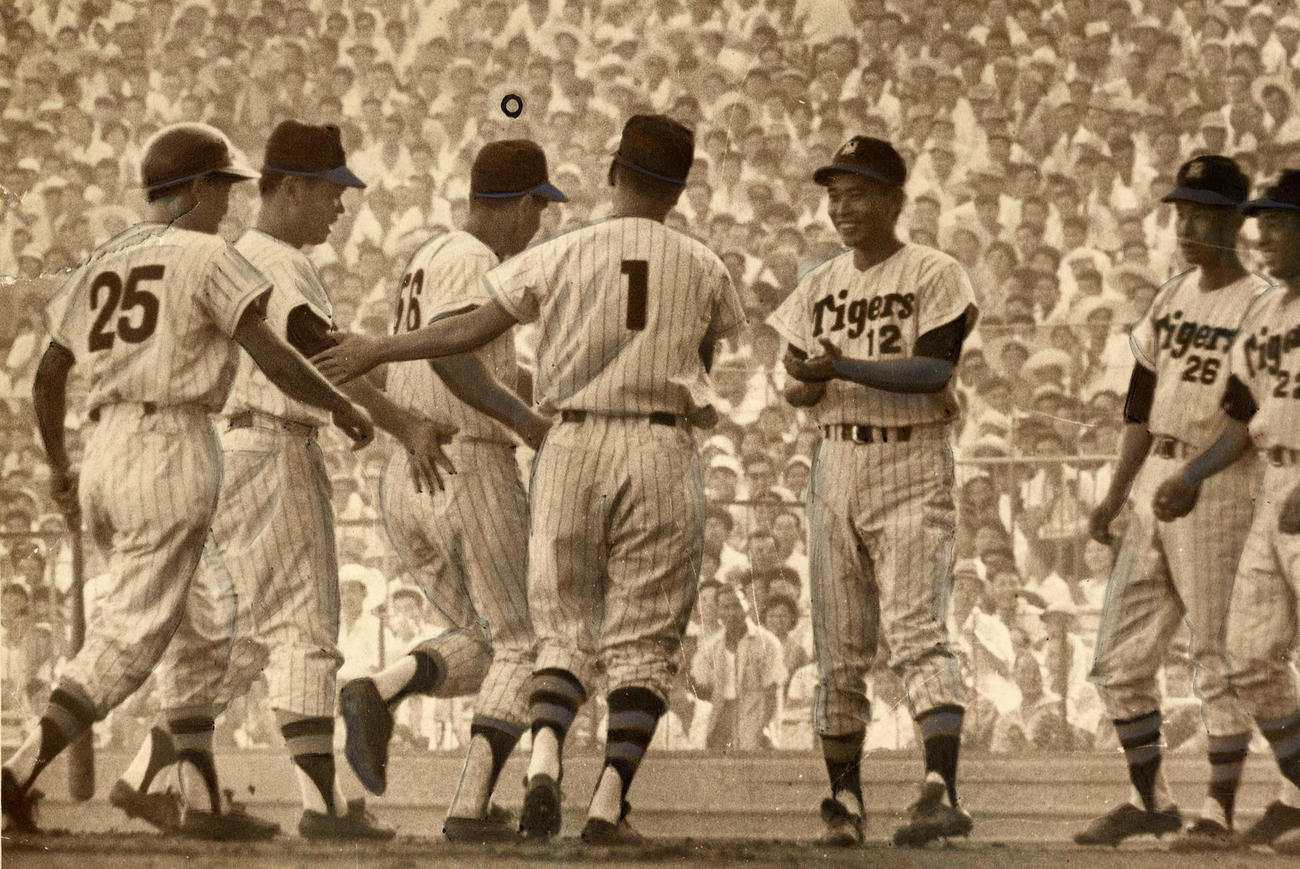 62年7月、巨人戦で本塁打を放ちナインに迎えられる阪神マイク・ソロムコ（左から3人目）