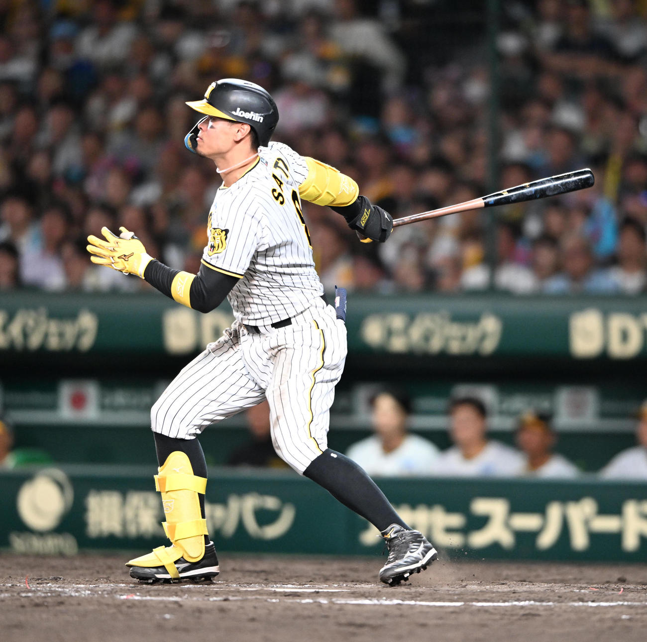 阪神対西武　5回裏阪神1死、右前打を放つ佐藤輝（撮影・和賀正仁）