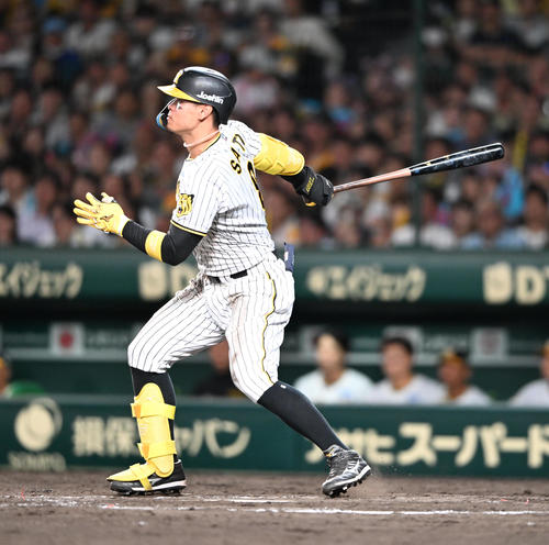 阪神対西武　5回裏阪神1死、右前打を放つ佐藤輝（撮影・和賀正仁）