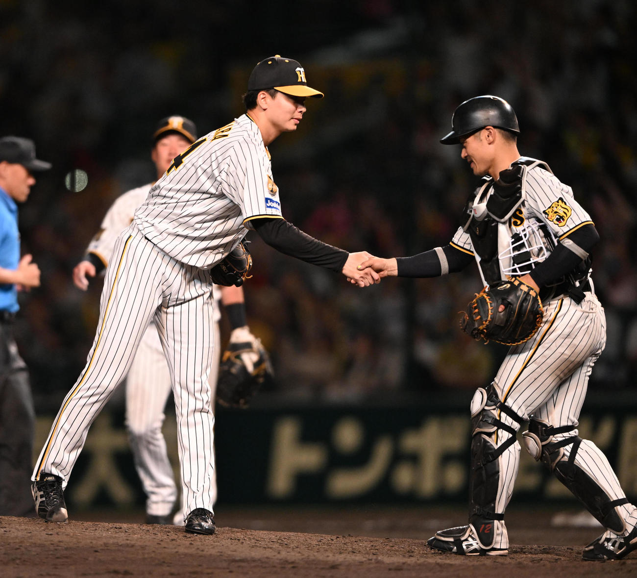 阪神対西武　最後を締め坂本（右）と握手する漆原（2024年6月7日撮影）