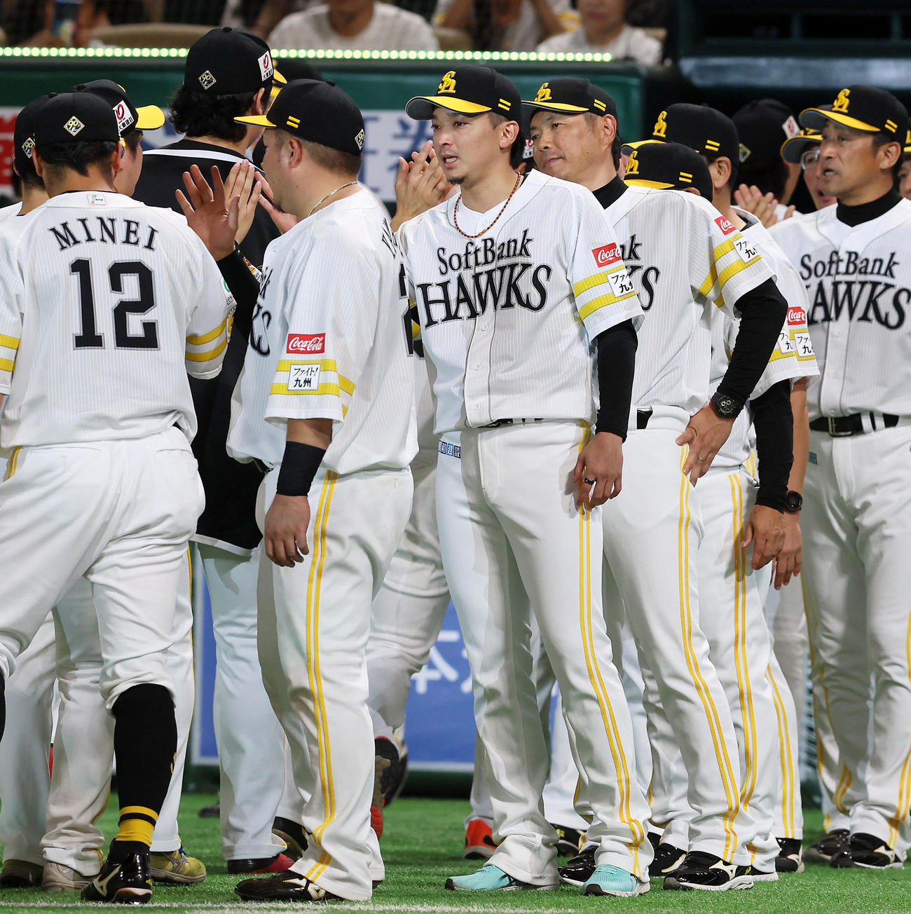 ソフトバンク対阪神　阪神に勝利しナインを迎える東浜。右は小久保監督（撮影・加藤哉）