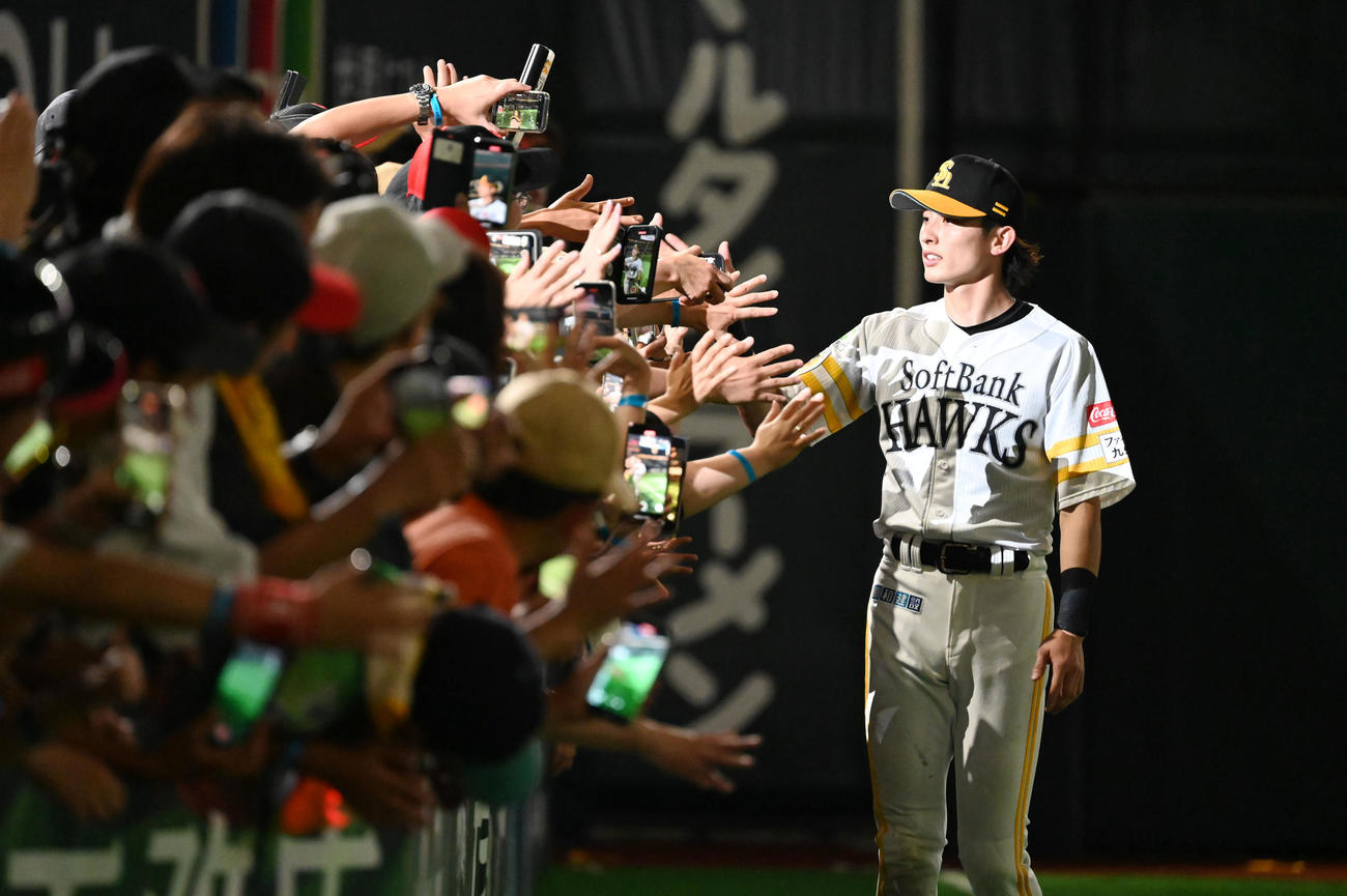 ソフトバンク対ロッテ　本日のヒーローに輝きファンとタッチを交わす周東（撮影・林敢治）