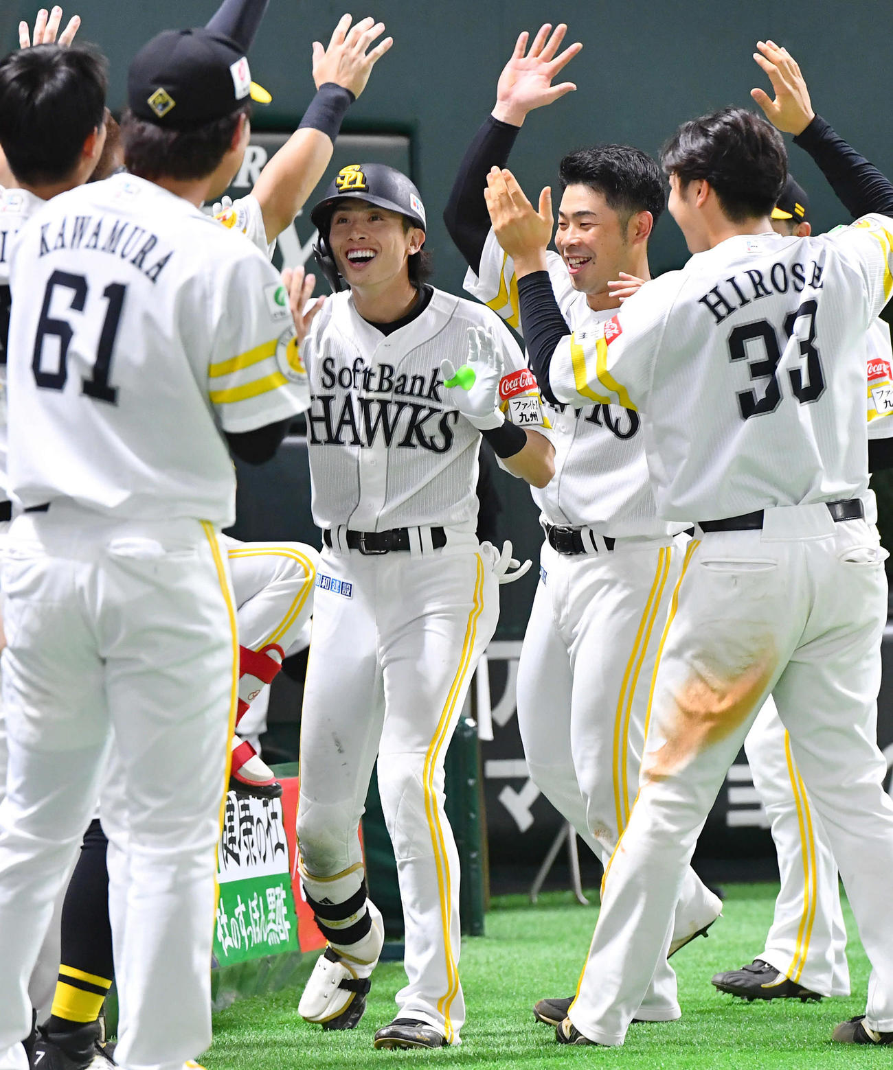 ソフトバンク対ロッテ　8回裏ソフトバンク2死、右中間へ勝ち越し本塁打を放った周東（中央）は、ナインからの祝福に笑顔を見せる（撮影・岩下翔太）
