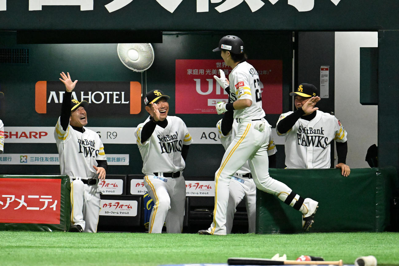 ソフトバンク対ロッテ　8回裏ソフトバンク2死、周東は右中間に勝ち越し本塁打を放ち小久保監督とタッチを交わす（撮影・林敢治）