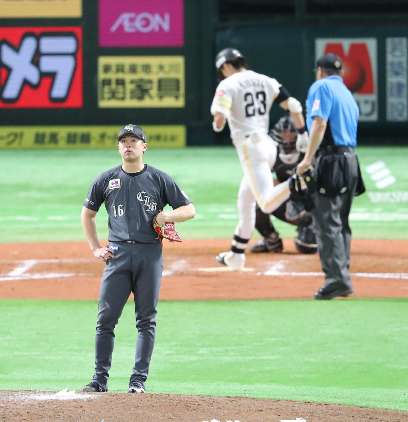 ソフトバンク対ロッテ　8回裏ソフトバンク2死、周東に勝ち越し本塁打を浴びた種市（撮影・梅根麻紀）
