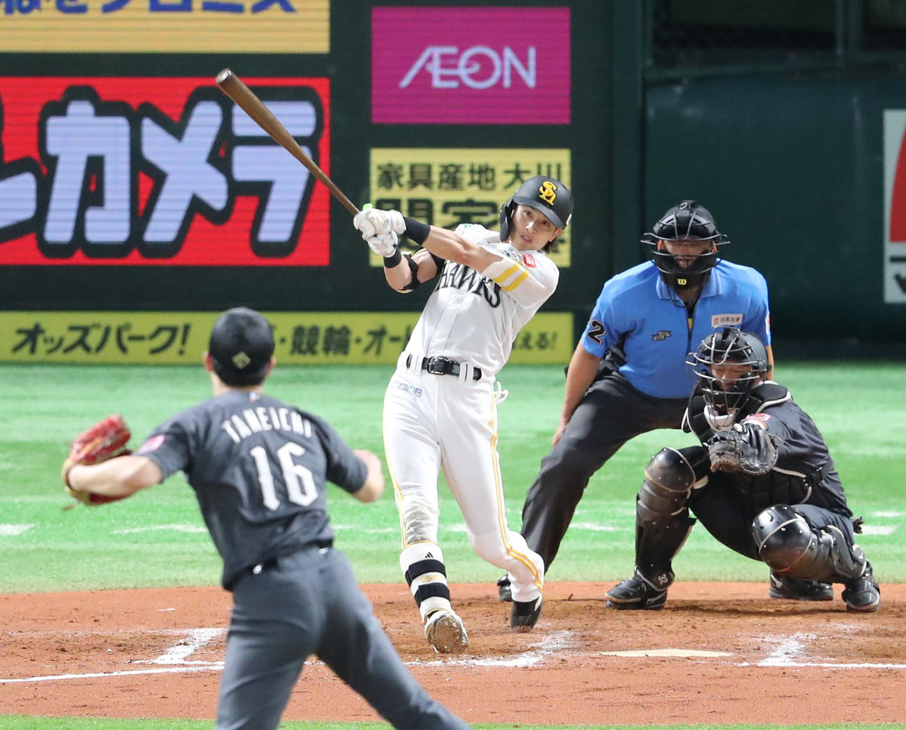 ソフトバンク対ロッテ　8回裏ソフトバンク2死、周東は右中間に勝ち越し本塁打を放つ（撮影・梅根麻紀）
