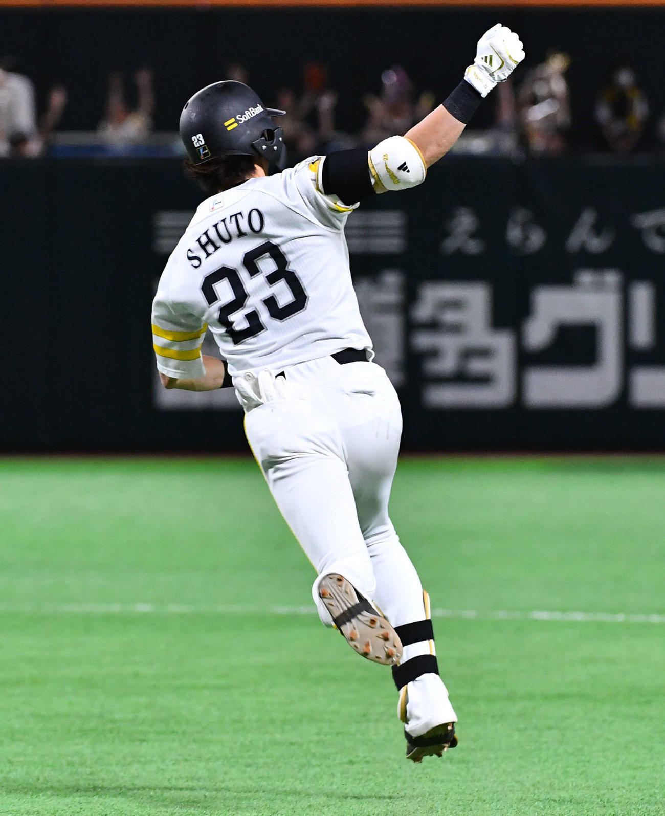ソフトバンク対ロッテ　8回裏ソフトバンク2死、右中間へ勝ち越し本塁打を放ち、ガッツポーズする周東（撮影・岩下翔太）