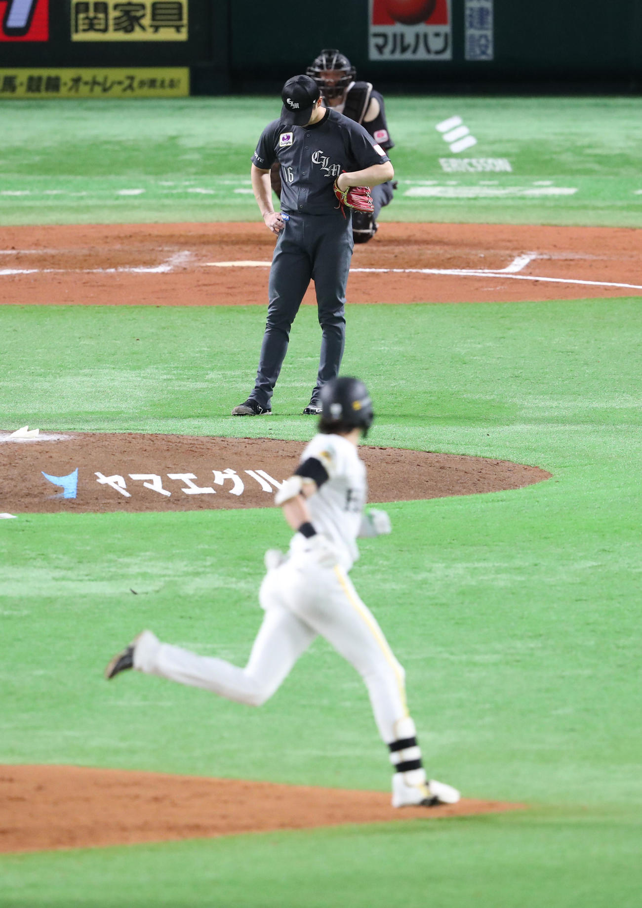 ソフトバンク対ロッテ　8回裏ソフトバンク2死、周東に勝ち越し本塁打を浴びた種市（撮影・梅根麻紀）