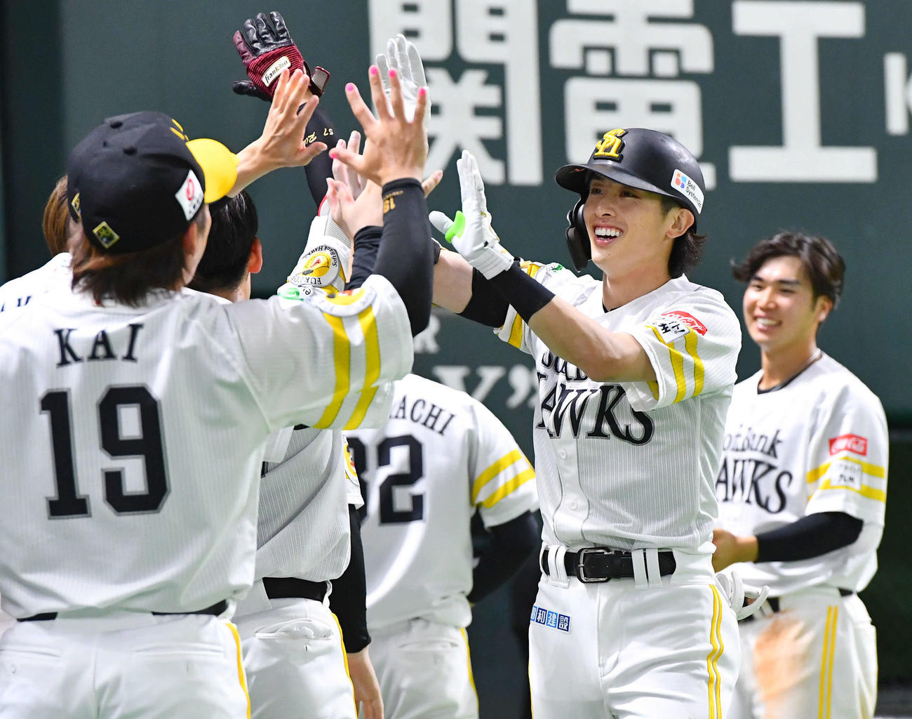 ソフトバンク対ロッテ　8回裏ソフトバンク2死、右中間へ勝ち越し本塁打を放ち、笑顔でタッチを交わす周東（撮影・岩下翔太）