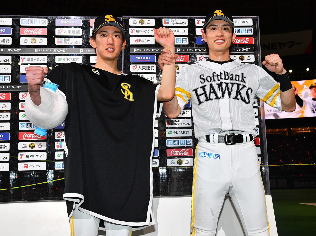 ソフトバンク対ロッテ　ロッテに勝利し、お立ち台でガッツポーズする大津（左）と周東（撮影・岩下翔太）