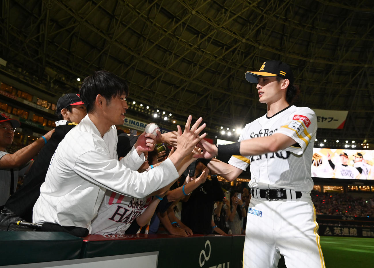 ソフトバンク対ロッテ　本日のヒーローに輝きファンとタッチを交わす周東（撮影・林敢治）