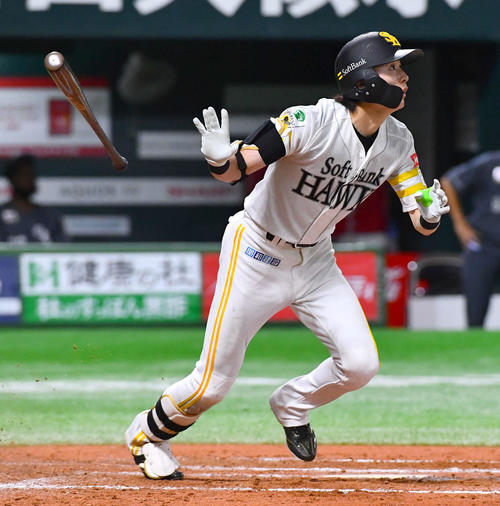 ソフトバンク対ロッテ　8回裏ソフトバンク2死、周東は右中間へ勝ち越し本塁打を放つ（撮影・岩下翔太）