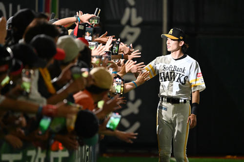 ソフトバンク対ロッテ　本日のヒーローに輝きファンとタッチを交わす周東（撮影・林敢治）