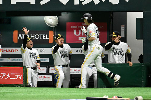 ソフトバンク対ロッテ　8回裏ソフトバンク2死、周東は右中間に勝ち越し本塁打を放ち小久保監督とタッチを交わす（撮影・林敢治）
