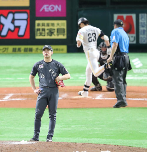 ソフトバンク対ロッテ　8回裏ソフトバンク2死、周東に勝ち越し本塁打を浴びた種市（撮影・梅根麻紀）