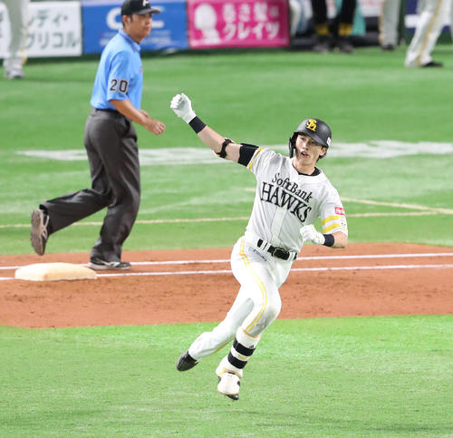 ソフトバンク対ロッテ　8回裏ソフトバンク2死、周東は右中間へ勝ち越し本塁打を放ちガッツポーズ（撮影・梅根麻紀）