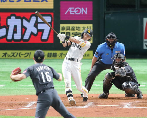 ソフトバンク対ロッテ　8回裏ソフトバンク2死、周東は右中間に勝ち越し本塁打を放つ（撮影・梅根麻紀）