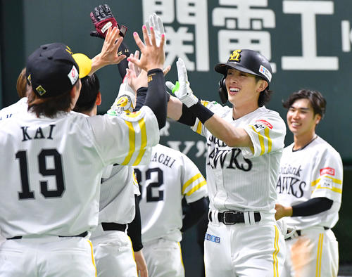 ソフトバンク対ロッテ　8回裏ソフトバンク2死、右中間へ勝ち越し本塁打を放ち、笑顔でタッチを交わす周東（撮影・岩下翔太）