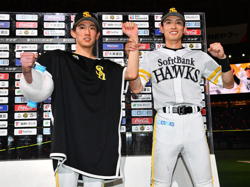 ソフトバンク対ロッテ　ロッテに勝利し、お立ち台でガッツポーズする大津（左）と周東（撮影・岩下翔太）