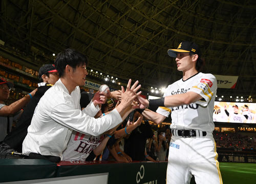 ソフトバンク対ロッテ　本日のヒーローに輝きファンとタッチを交わす周東（撮影・林敢治）