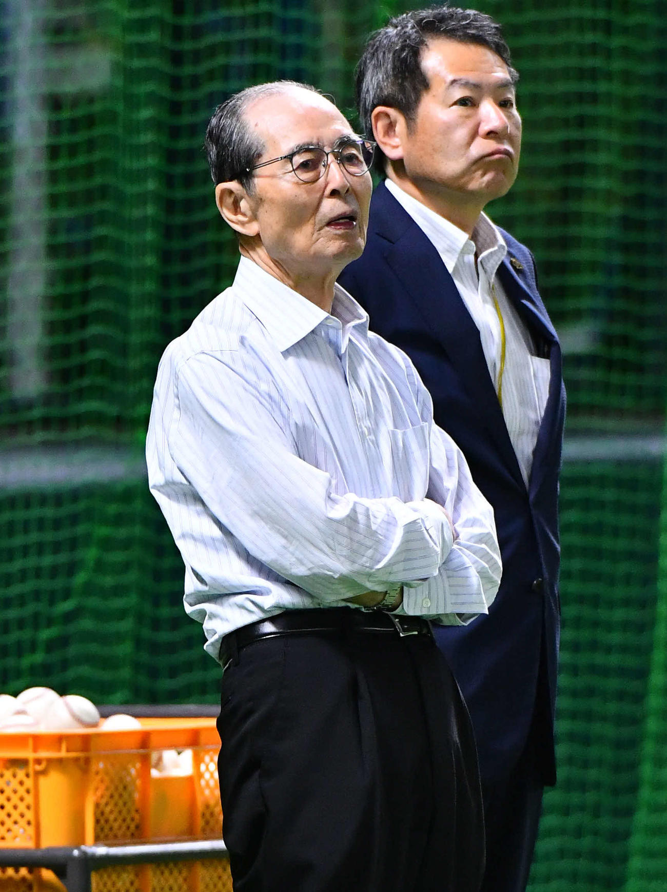 ソフトバンク対西武　アーリーワークで打撃練習を行う選手を見つめる王球団会長（撮影・岩下翔太）