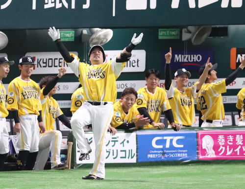 ソフトバンク対オリックス　1回裏ソフトバンク2死一塁、先制2点本塁打を放ち、どすこいポーズを披露する山川（撮影・鬼束羽瑠菜）