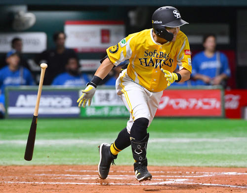 ソフトバンク対日本ハム　8回裏ソフトバンク2死二塁、中村晃は右前安打を放つ（撮影・岩下翔太）