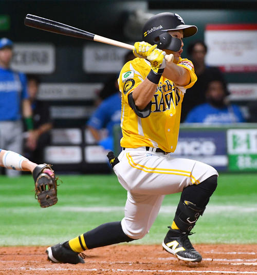 ソフトバンク対日本ハム　8回裏ソフトバンク2死二塁、中村晃は右前安打を放つ（撮影・岩下翔太）