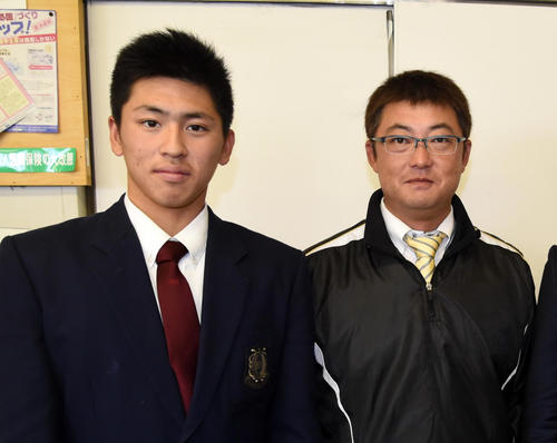 盛岡大付時代の三浦瑞樹と盛岡大付・関口清治監督（2017年撮影）