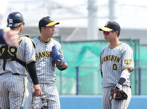 ウエスタンリーグ　オリックス対阪神　3回裏オリックス2死一、三塁、野口に四球を出し満塁のピンチを招き青柳（中央）に声をかける木浪（2024年7月17日撮影）