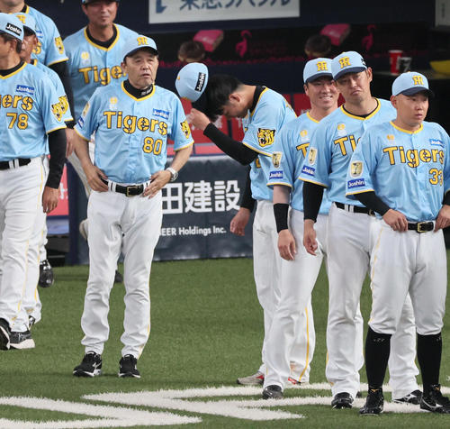 阪神対広島　勝利を祝う岡田監督（左）に一礼する高橋（撮影・宮崎幸一）