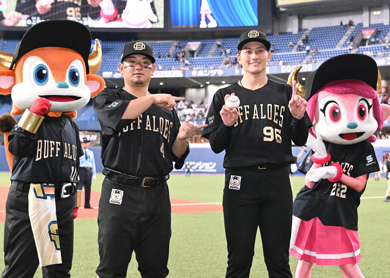オリックス対西武　打のヒーロー森（左）から祝福される初勝利を挙げた高島（2024年8月8日撮影）