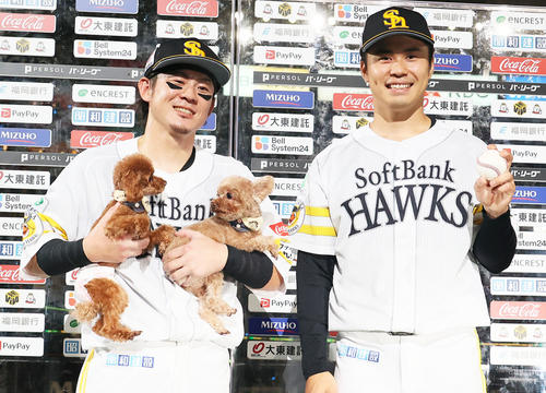ソフトバンク対ロッテ　本日のヒーローに輝いた牧原大（左）松本晴（撮影・鬼束羽瑠菜）