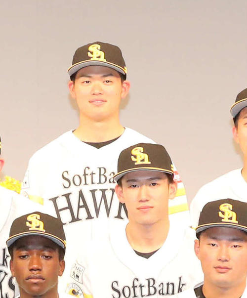 ソフトバンクの入団発表会に出席する佐藤航太（後列）