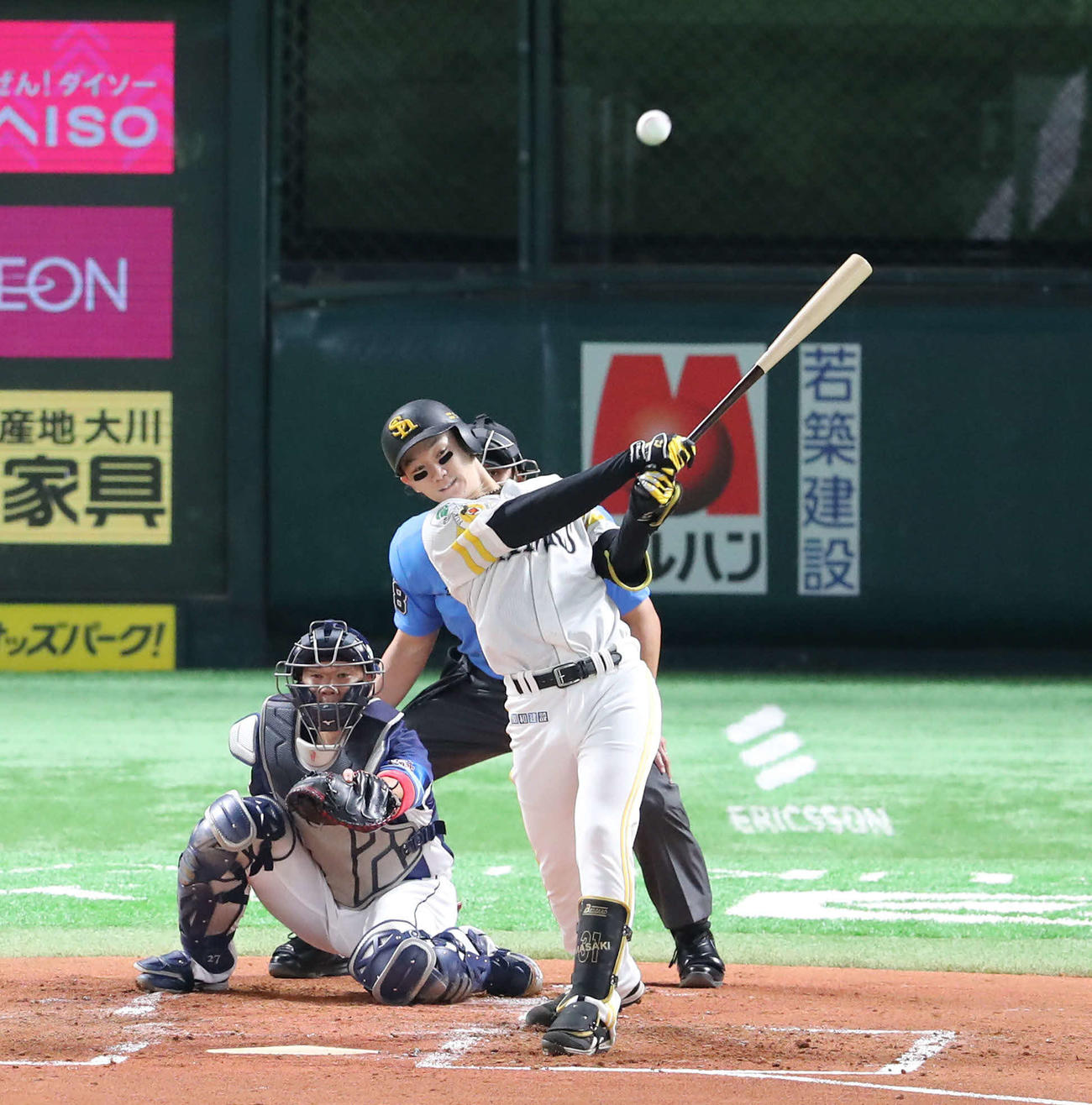 ソフトバンク対西武　2回裏ソフトバンク1死一塁、正木は左前安打を放つ（撮影・梅根麻紀）