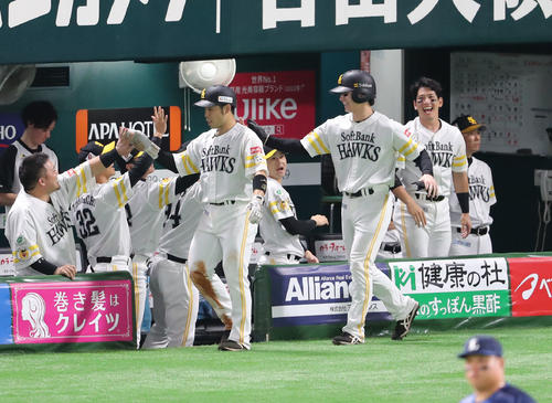 ソフトバンク対西武　2回裏ソフトバンク2死二、三塁、甲斐の中越え先制2点適時二塁打で生還した近藤と正木はナインとハイタッチ（撮影・梅根麻紀）