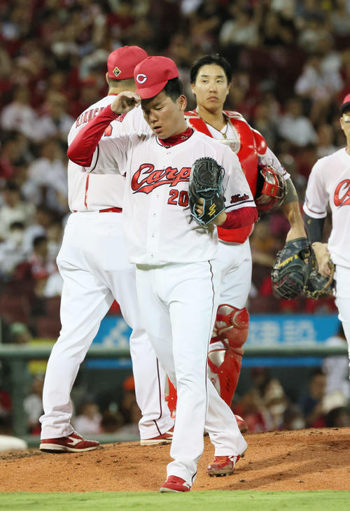 広島対巨人　9回表巨人無死満塁、モンテスに勝ち越し四球を与え、降板する栗林（撮影・加藤孝規）
