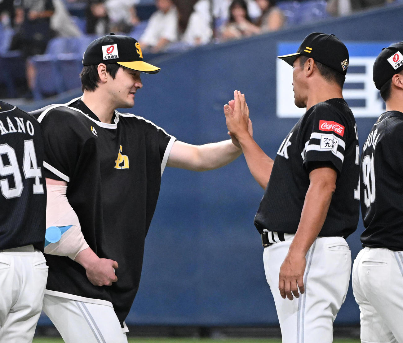 オリックス対ソフトバンク　勝利投手となり小久保監督ととタッチするソフトバンク有原（撮影・和賀正仁）