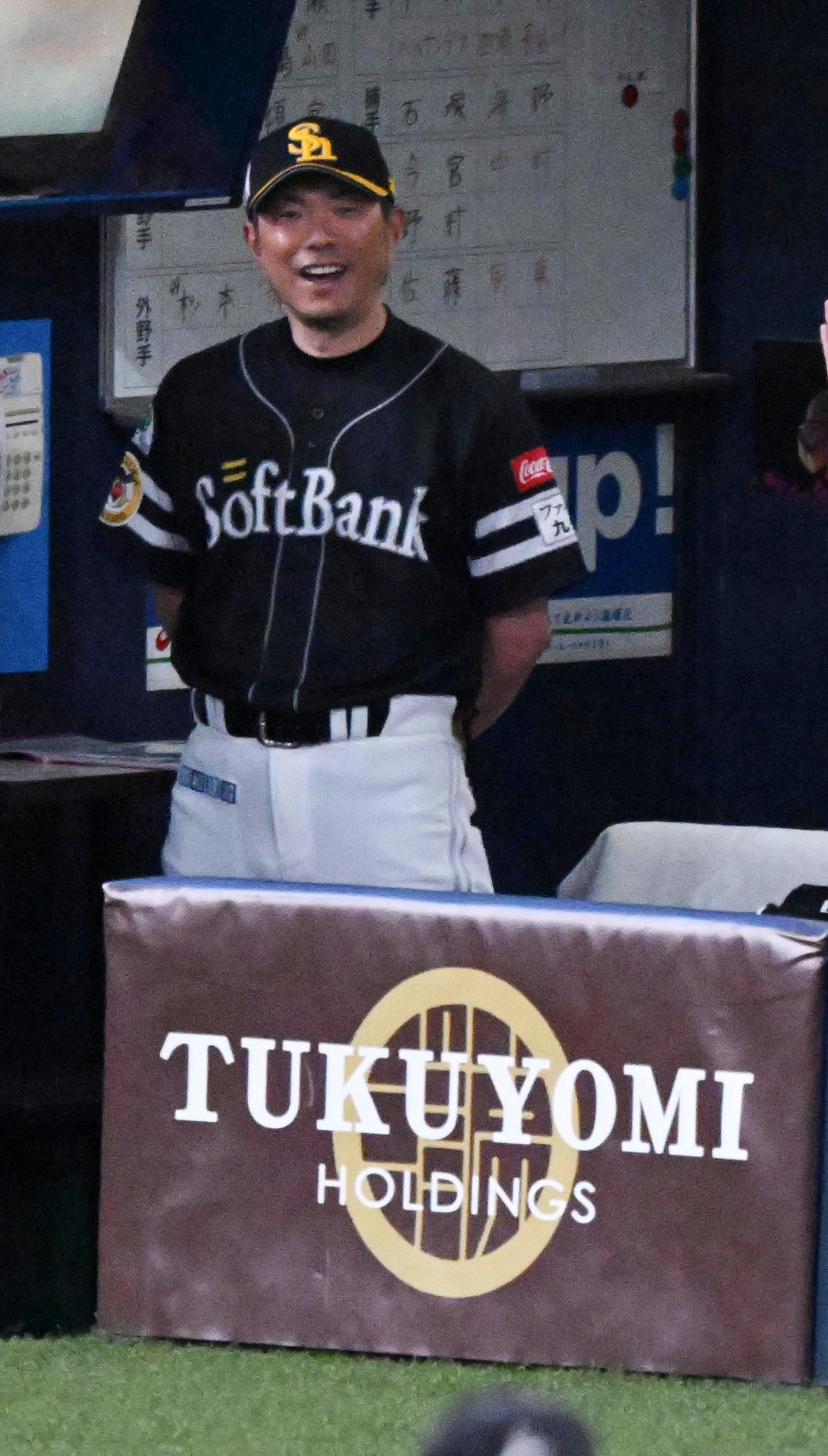 オリックス対ソフトバンク　6回表ソフトバンク1死満塁、緒方の左適時三塁打に笑顔を見せる小久保監督（撮影・前岡正明）
