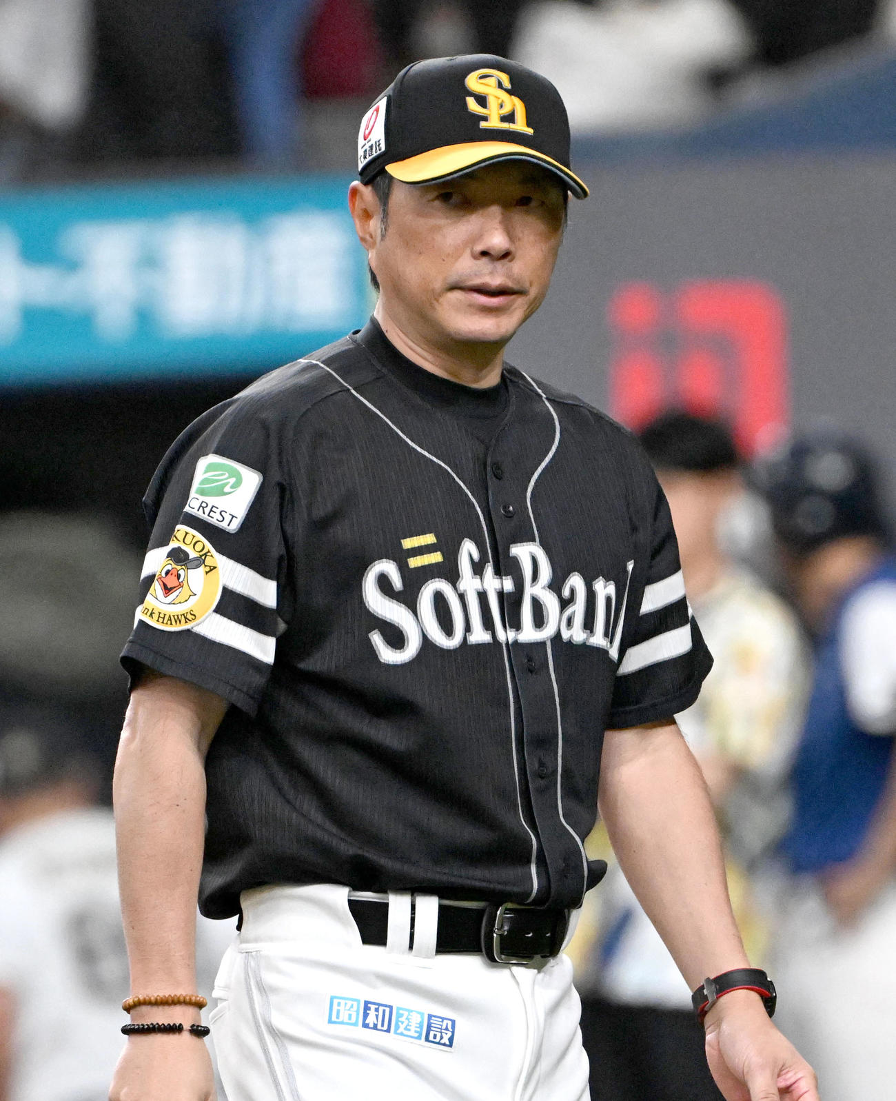 オリックス対ソフトバンク　メンバー表を交換しベンチに引き揚げるソフトバンクの小久保監督（撮影・石井愛子）