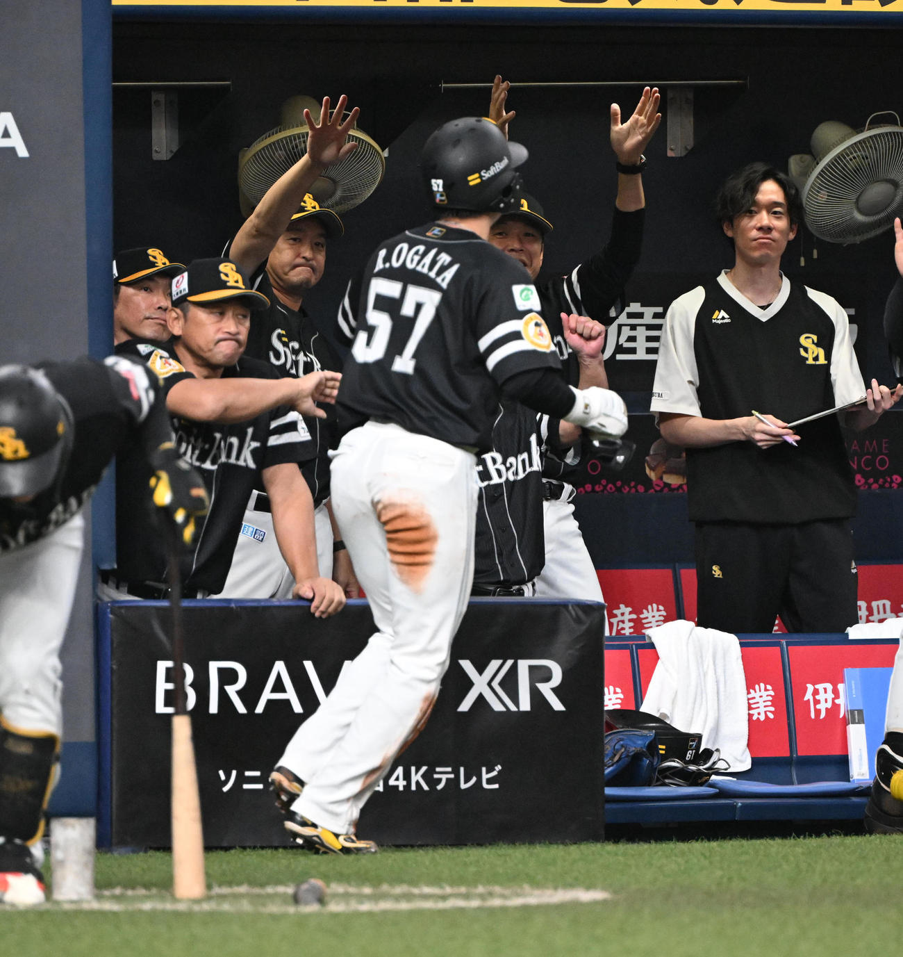 オリックス対ソフトバンク　4回表ソフトバンク2死二塁、山川の左前打で生還し小久保監督（左奥）らに迎えられる緒方（撮影・和賀正仁）