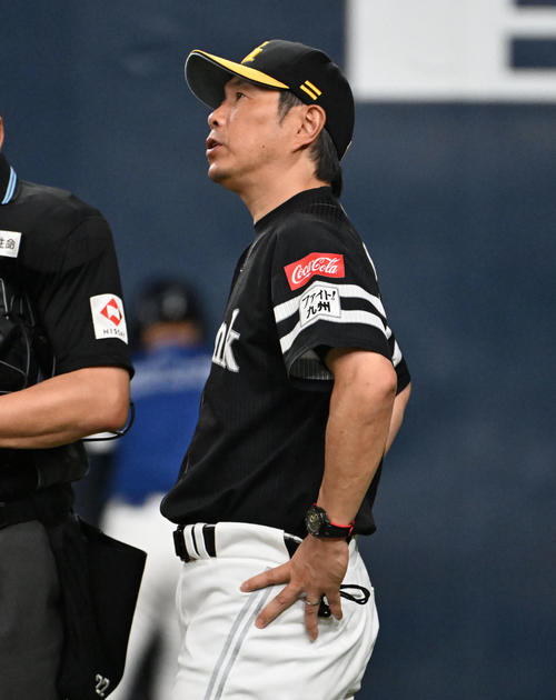 オリックス対ソフトバンク　メンバー交代を告げる小久保監督（撮影・石井愛子）