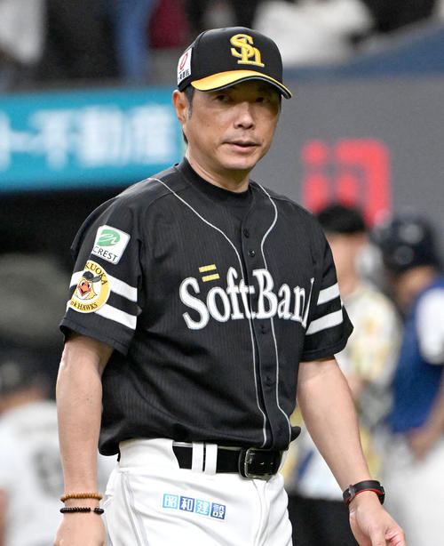 オリックス対ソフトバンク　メンバー表を交換しベンチに引き揚げるソフトバンクの小久保監督（撮影・石井愛子）